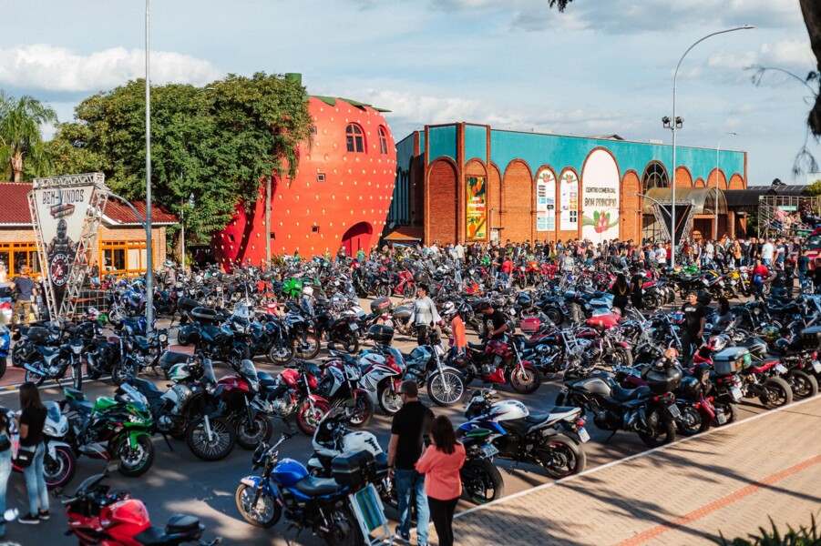 11-moto-morango-transforma-bom-principio-em-ponto-de-encontro-do-motociclismo